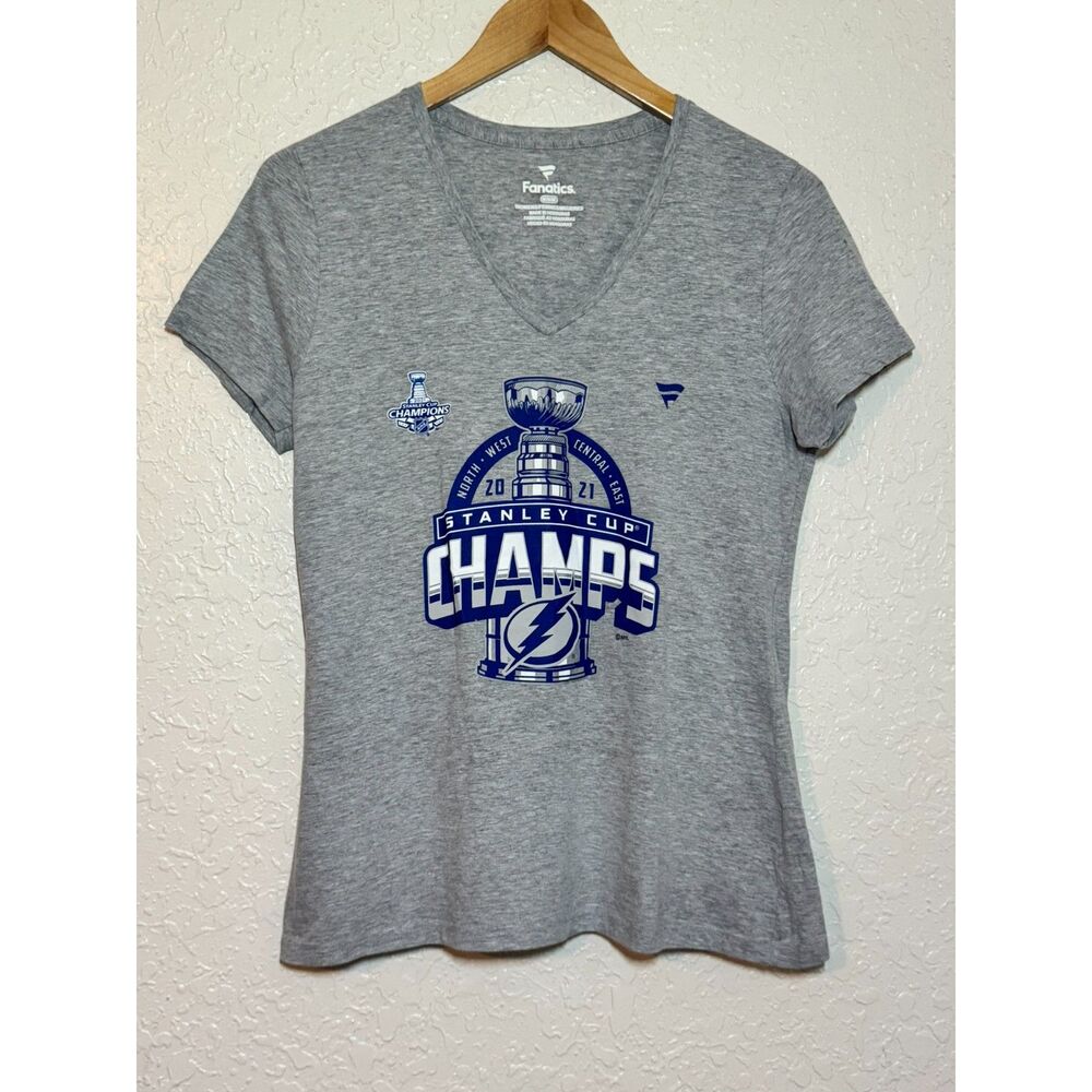 Tampa Bay Lightning 2021 Stanley Cup Champs V-Neck Tee Medium